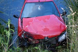 Auto te water na ongeval op N242