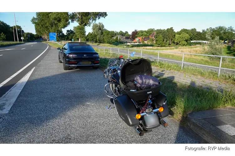 Auto en motor in botsing op A.C. De Graafweg