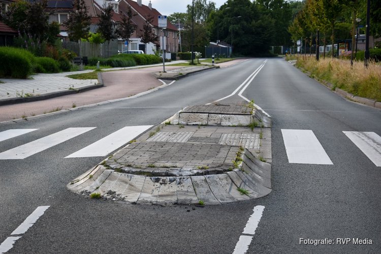 Auto gaat rechtdoor op vluchtheuvel en rijdt paaltjes omver