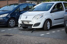 Auto gaat rechtdoor op vluchtheuvel en rijdt paaltjes omver