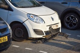Auto gaat rechtdoor op vluchtheuvel en rijdt paaltjes omver