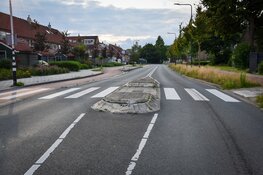 Auto gaat rechtdoor op vluchtheuvel en rijdt paaltjes omver