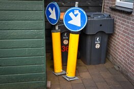 Auto gaat rechtdoor op vluchtheuvel en rijdt paaltjes omver