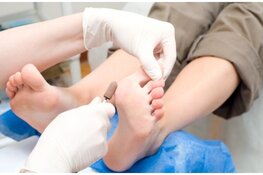 Eelt, kloofjes en blaren: zo geef je je voeten de verzorging die ze écht nodig hebben