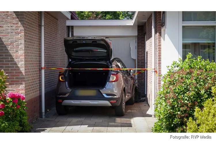 Auto rijdt garage binnen in Heerhugowaard