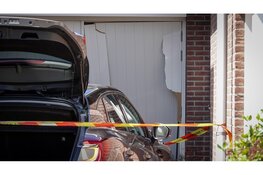 Auto rijdt garage binnen in Heerhugowaard