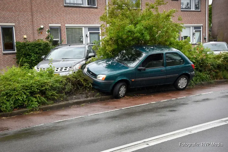 Automobilist vliegt uit de bocht en botst tegen geparkeerde auto