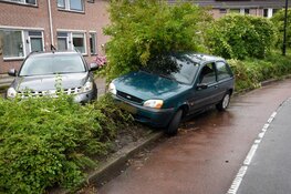Automobilist vliegt uit de bocht en botst tegen geparkeerde auto
