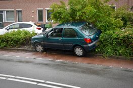 Automobilist vliegt uit de bocht en botst tegen geparkeerde auto