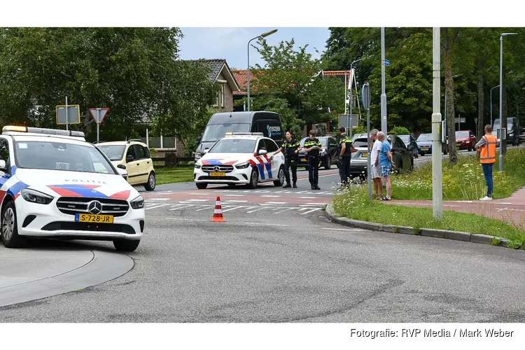 Fietsster aangereden door personenauto op rotonde