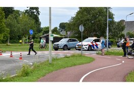 Fietsster aangereden door personenauto op rotonde