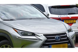 Fietsster aangereden door personenauto op rotonde