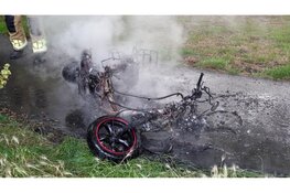 Scooter uitgebrand op fietspad in Heerhugowaard, brandstichting niet uitgesloten
