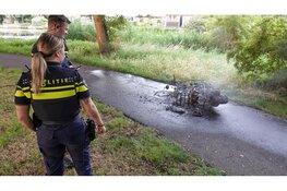 Scooter uitgebrand op fietspad in Heerhugowaard, brandstichting niet uitgesloten