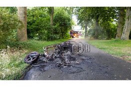 Scooter uitgebrand op fietspad in Heerhugowaard, brandstichting niet uitgesloten