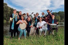 AZC bewoners Heerhugowaard geven samen met muzikanten van Kadans familieconcert in Cool