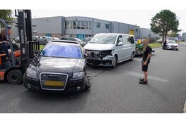 Twee voertuigen botsen op kruising in Heerhugowaard, bestuurder aangehouden