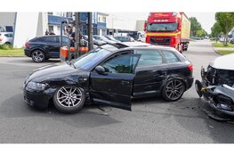 Twee voertuigen botsen op kruising in Heerhugowaard, bestuurder aangehouden