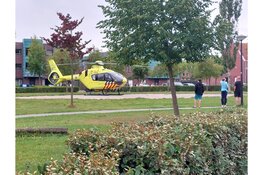 Traumahelikopter landt midden in woonwijk Heerhugowaard