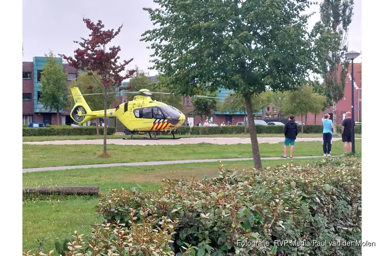 Traumahelikopter landt midden in woonwijk Heerhugowaard