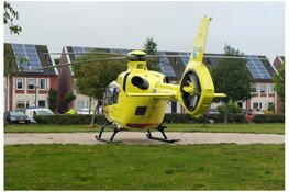 Traumahelikopter landt midden in woonwijk Heerhugowaard