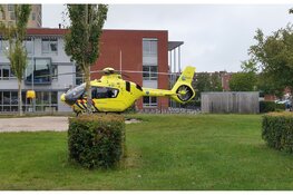 Traumahelikopter landt midden in woonwijk Heerhugowaard