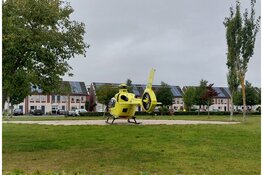 Traumahelikopter landt midden in woonwijk Heerhugowaard