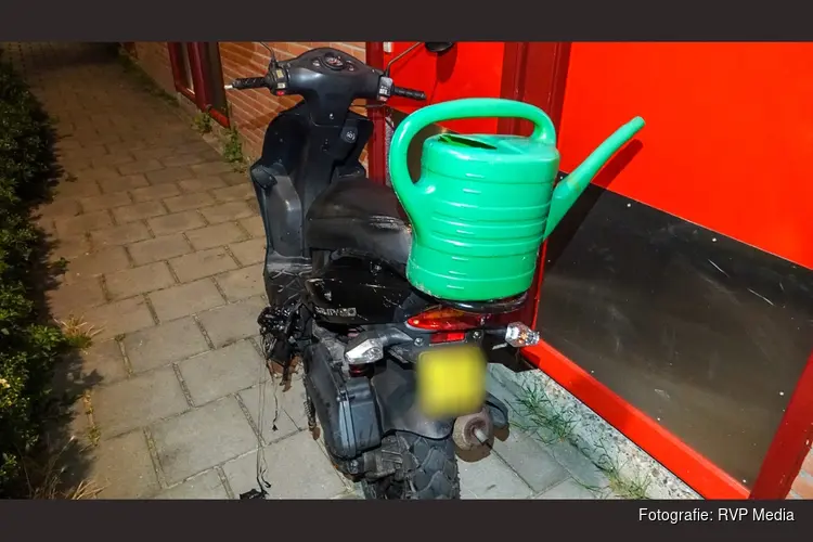 Geparkeerde scooter vat vlam in Heerhugowaard, vermoeden van brandstichting