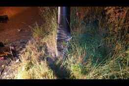 Automobilist botst tegen lantaarnpaal in Heerhugowaard; veel schade