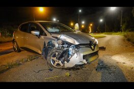 Automobilist botst tegen lantaarnpaal in Heerhugowaard; veel schade