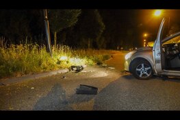 Automobilist botst tegen lantaarnpaal in Heerhugowaard; veel schade