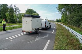 Keeractie gaat fout; aanhanger schiet los en maakt schade aan het asfalt