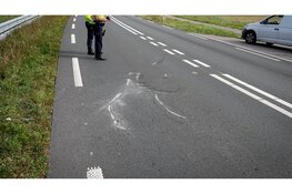 Keeractie gaat fout; aanhanger schiet los en maakt schade aan het asfalt