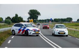 Keeractie gaat fout; aanhanger schiet los en maakt schade aan het asfalt