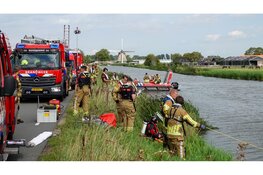 Vrouw na zoekactie van vier uur levend uit het water gehaald langs Oostdijk