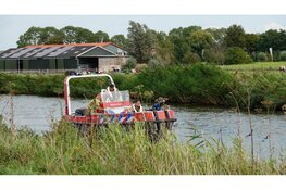 Vrouw na zoekactie van vier uur levend uit het water gehaald langs Oostdijk