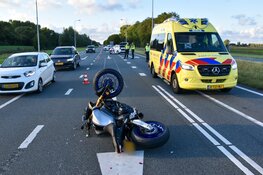 Motorrijder gewond na botsing met bestelbus op N245