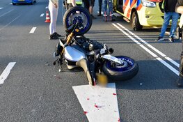 Motorrijder gewond na botsing met bestelbus op N245