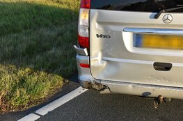 Motorrijder gewond na botsing met bestelbus op N245