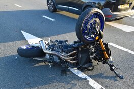 Motorrijder gewond na botsing met bestelbus op N245