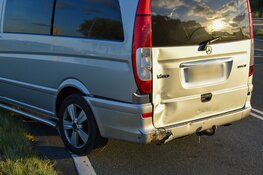 Motorrijder gewond na botsing met bestelbus op N245