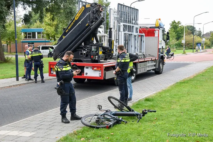 Fietser gewond na aanrijding met achteruitrijdende vrachtwagen