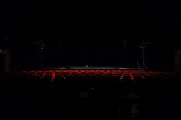 Kijkje in de vernieuwde theaterzaal: Burendag Open Coffee in De Binding