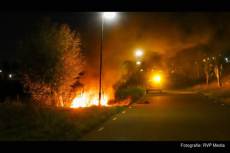 Canta rijdt tegen boom en brandt volledig uit