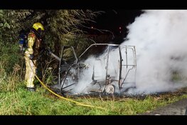 Canta rijdt tegen boom en brandt volledig uit