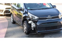 Schade na botsing met twee auto's op Oosttangent