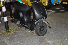 Scooter in botsing met auto op N245, twee gewonden