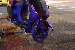 Scooter in botsing met auto op N245, twee gewonden