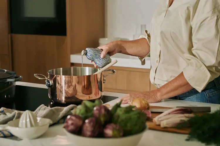 Een scheutje azijn als zoutvervanger: op Zoutmaxdag komt het Zuurvaatje op tafel