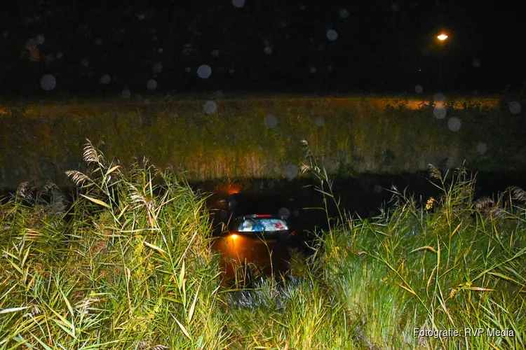 Auto te water bij uitparkeren